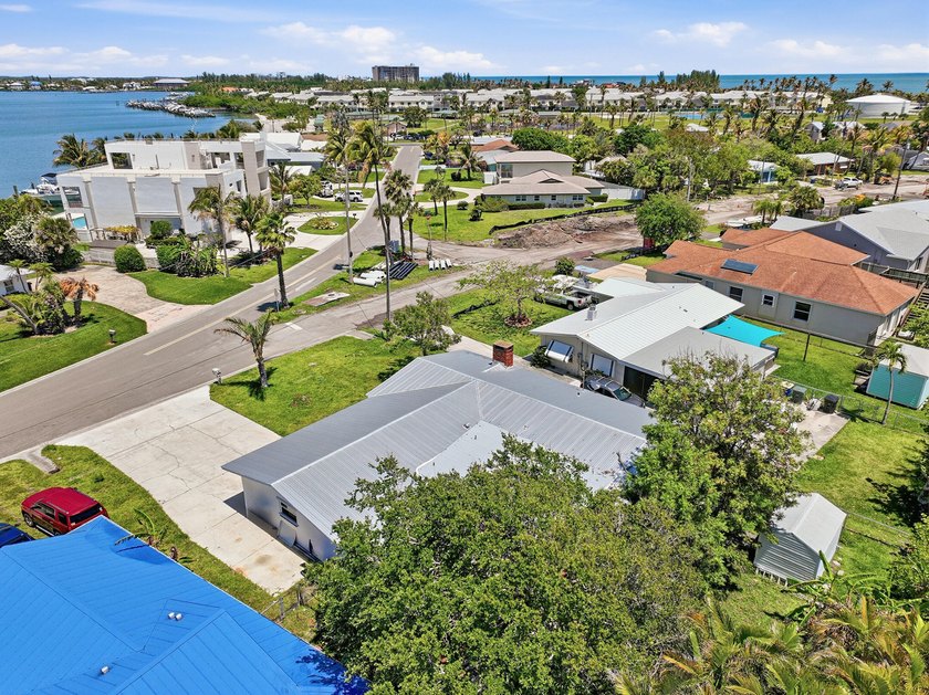 Rare opportunity to own a charming island home just a short walk - photo 32