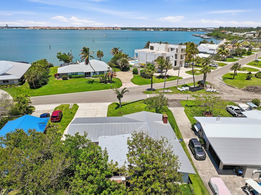 Rare opportunity to own a charming island home just a short walk - photo 33