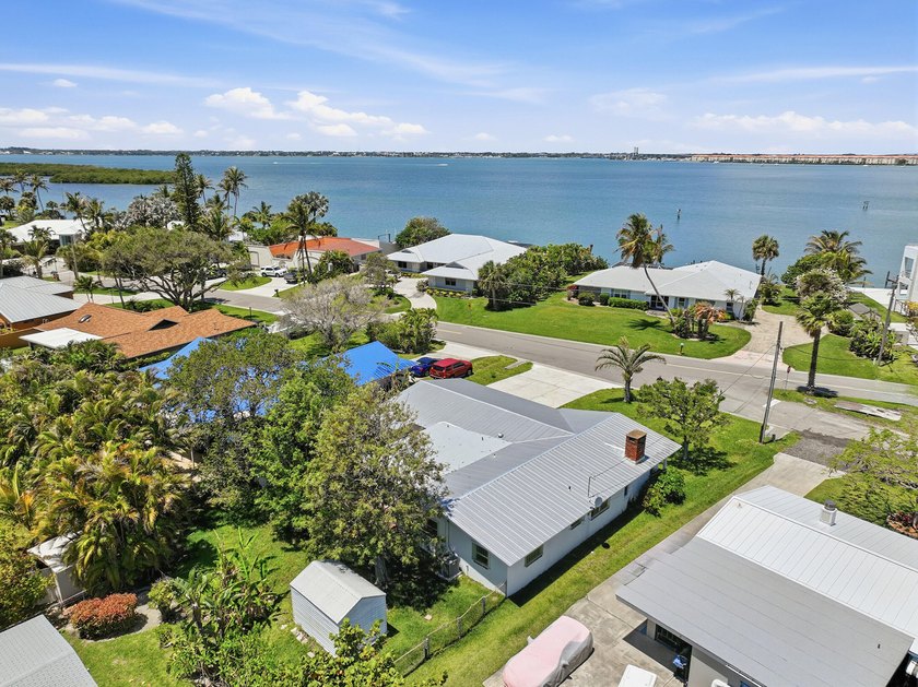 Rare opportunity to own a charming island home just a short walk - photo 34