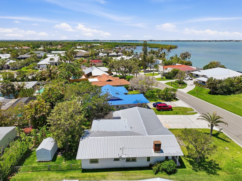 Rare opportunity to own a charming island home just a short walk - photo 35