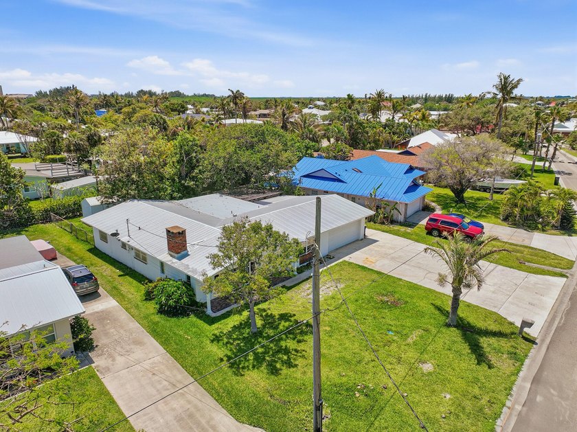 Rare opportunity to own a charming island home just a short walk - photo 36
