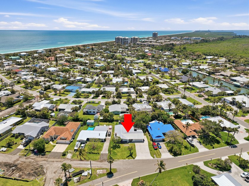 Rare opportunity to own a charming island home just a short walk - photo 37