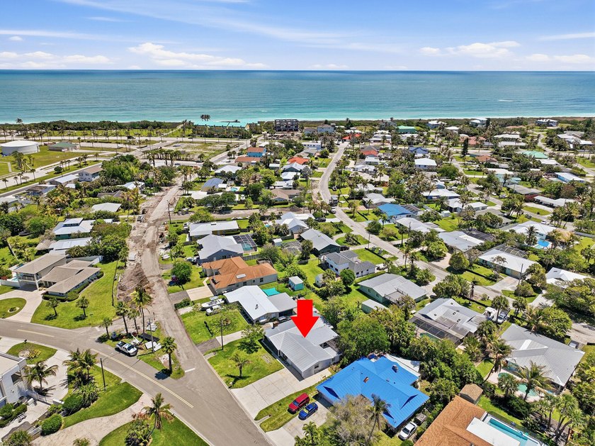 Rare opportunity to own a charming island home just a short walk - photo 38