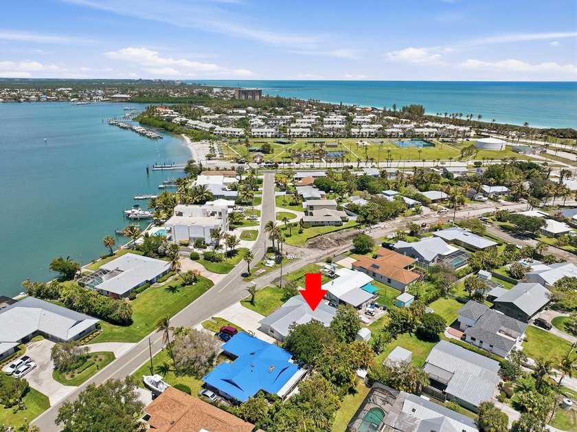 Rare opportunity to own a charming island home just a short walk - photo 40