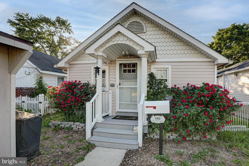 Enjoy waterfront living in this beautifully renovated cottage - photo 3