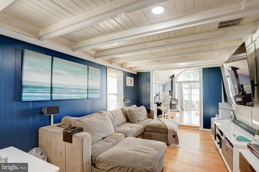 Enjoy waterfront living in this beautifully renovated cottage - photo 5