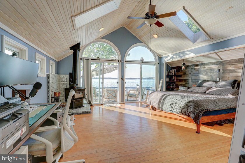 Enjoy waterfront living in this beautifully renovated cottage - photo 10