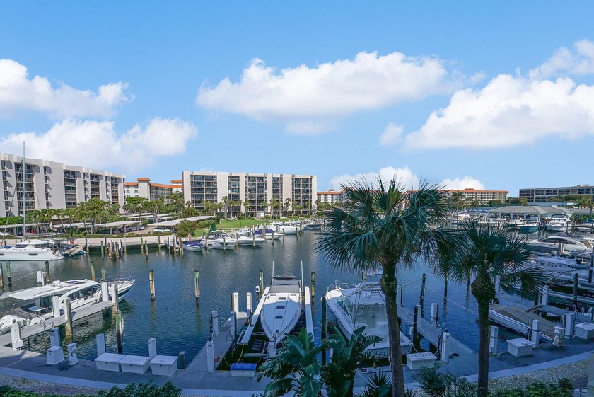 Introducing G305, a 2BR/2BA condo in the Yacht &amp; Racquet Club of - photo 28
