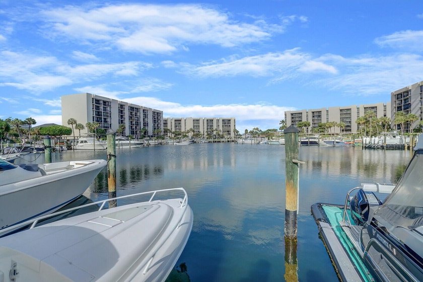 Introducing G305, a 2BR/2BA condo in the Yacht &amp; Racquet Club of - photo 30