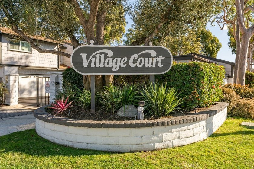 Beautifully updated 2-bedroom, 2-bathroom condo located in the - photo 2