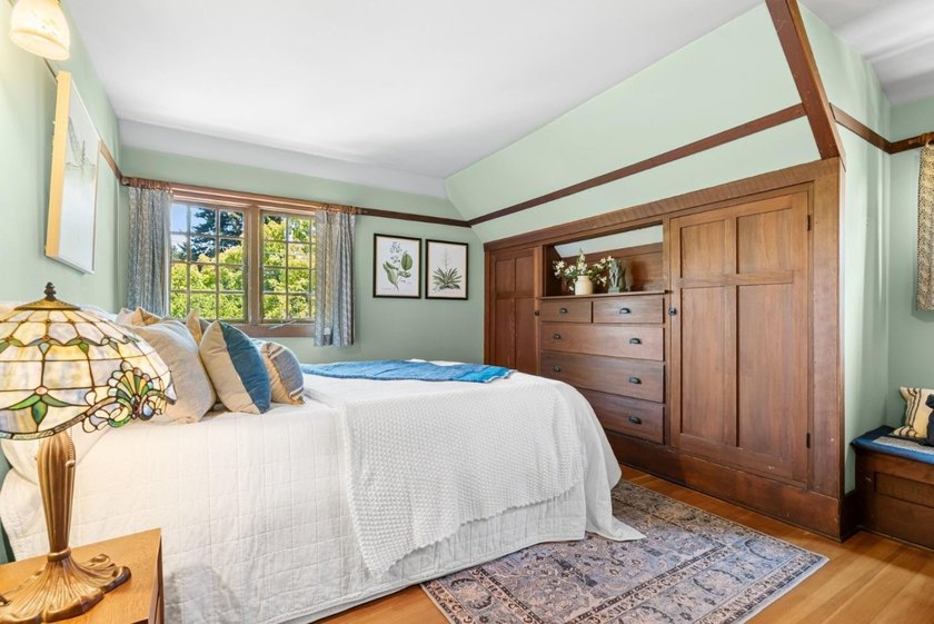 Rich in character &amp; timeless appeal, this Arts &amp; Crafts-style - photo 33