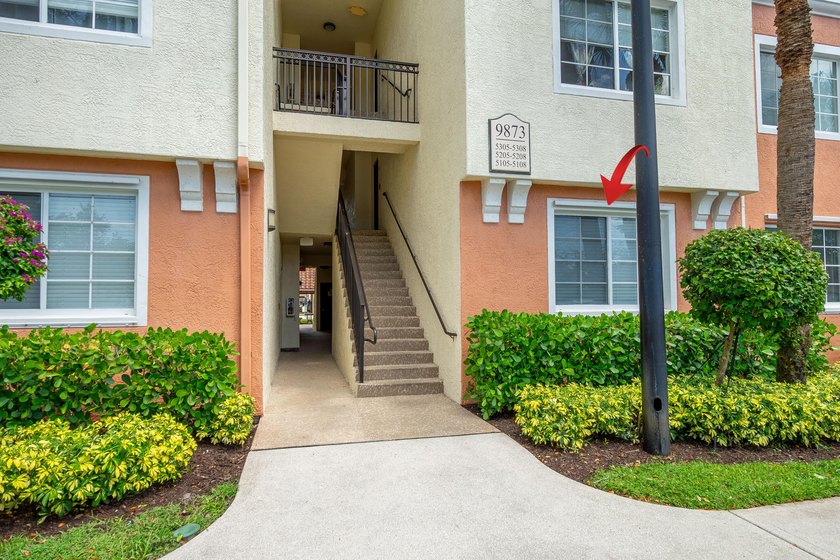 Spacious first floor 1 bedroom 1 bathroom condo plus open den in - photo 2