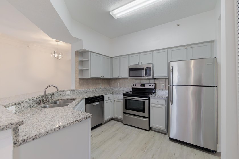 Spacious first floor 1 bedroom 1 bathroom condo plus open den in - photo 3