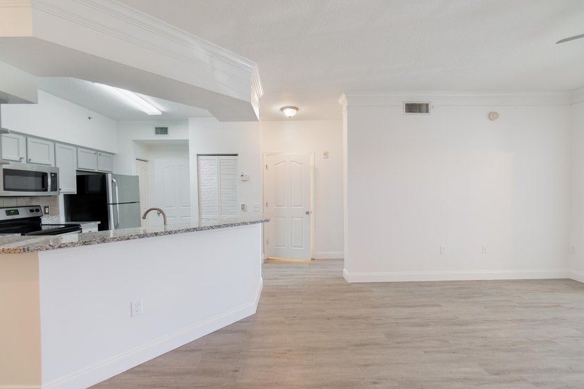 Spacious first floor 1 bedroom 1 bathroom condo plus open den in - photo 4