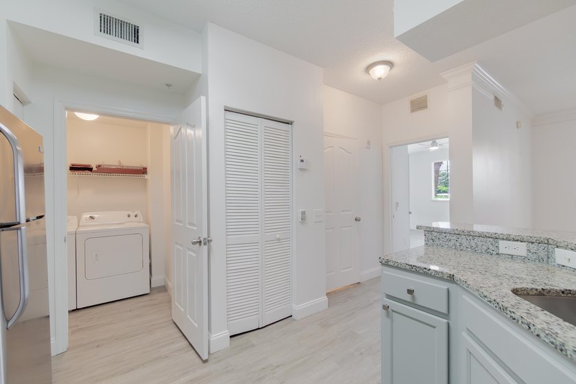 Spacious first floor 1 bedroom 1 bathroom condo plus open den in - photo 5