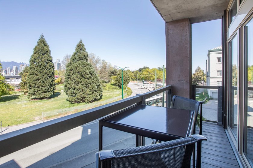 Set within South Granville Lofts, an iconic Live/Work building - photo 6