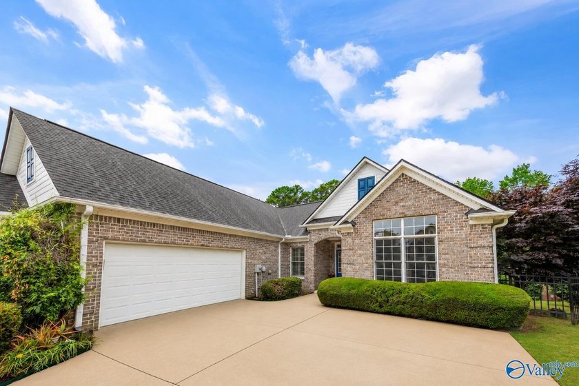Stunning golf course home filled with luxury and elegance! - photo 4