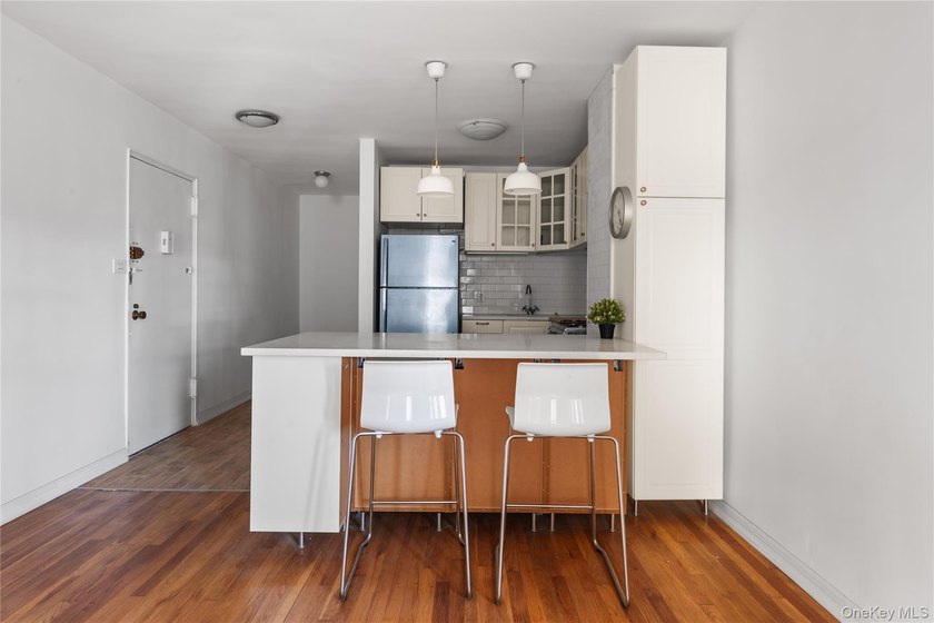 Move right into this beautifully renovated 1 bedroom, 1 bath - photo 5