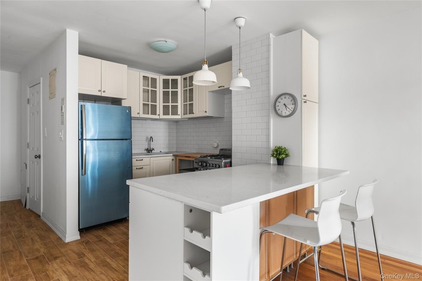 Move right into this beautifully renovated 1 bedroom, 1 bath - photo 8