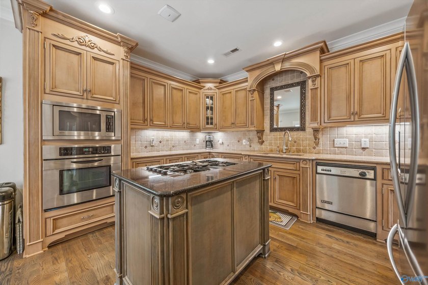 Stunning golf course home filled with luxury and elegance! - photo 9