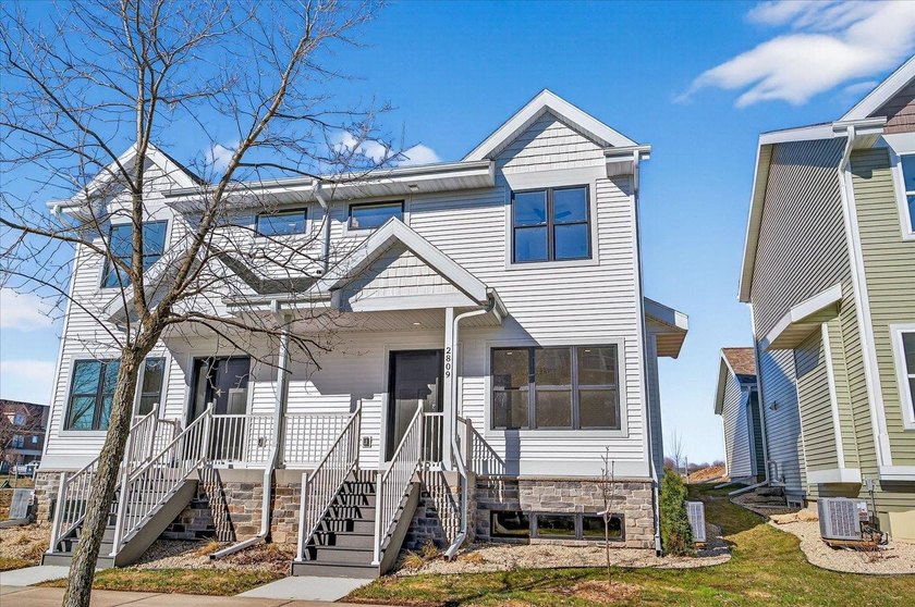 Move-in ready and beautifully designed, this stunning Swan Creek - photo 3