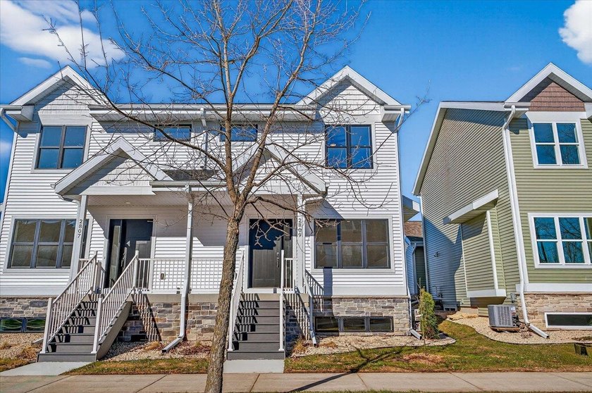 Move-in ready and beautifully designed, this stunning Swan Creek - photo 4