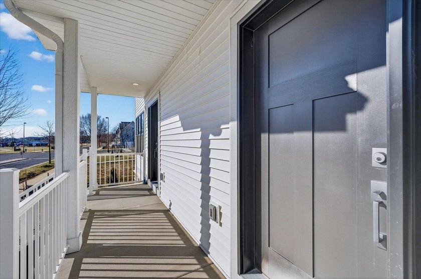 Move-in ready and beautifully designed, this stunning Swan Creek - photo 6