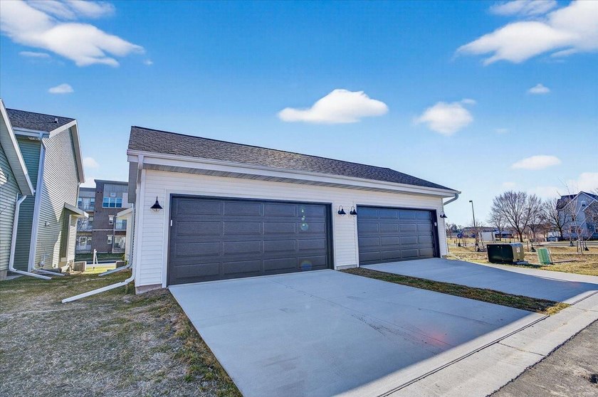 Move-in ready and beautifully designed, this stunning Swan Creek - photo 9