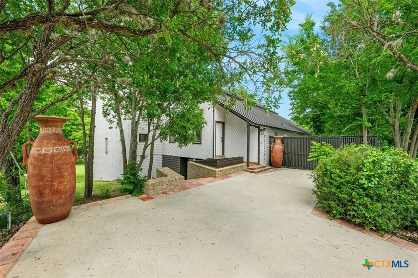Exquisite O'Neil Ford, a prime example of mid-century Texas - photo 4