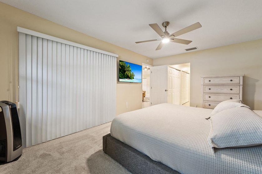 Welcome to this charming corner unit three-bedroom, two-bathroom - photo 13