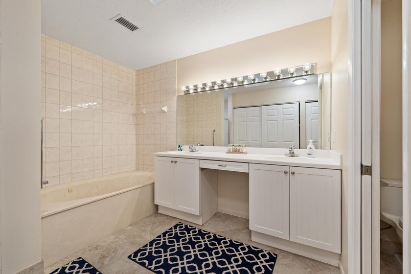 Welcome to this charming corner unit three-bedroom, two-bathroom - photo 17