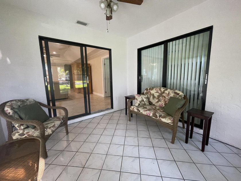 Welcome to this charming corner unit three-bedroom, two-bathroom - photo 18