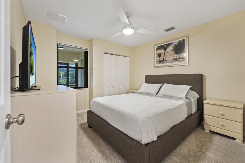 Welcome to this charming corner unit three-bedroom, two-bathroom - photo 21