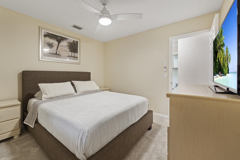 Welcome to this charming corner unit three-bedroom, two-bathroom - photo 22