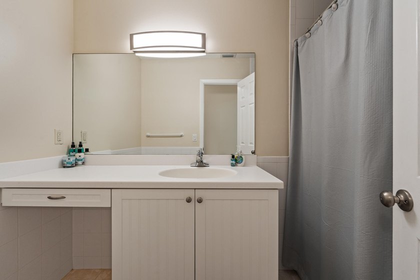Welcome to this charming corner unit three-bedroom, two-bathroom - photo 23