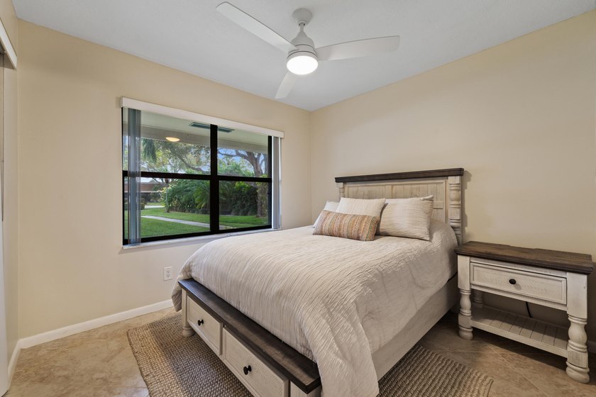 Welcome to this charming corner unit three-bedroom, two-bathroom - photo 24