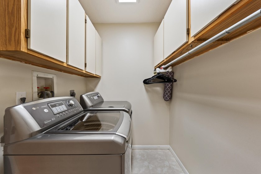 Welcome to this charming corner unit three-bedroom, two-bathroom - photo 25