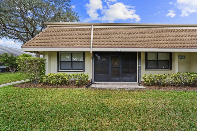 Welcome to this charming corner unit three-bedroom, two-bathroom - photo 27