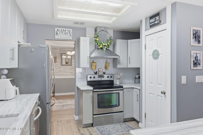 4BR 2BA 2455 SF, All Brick ,2 car garage in desirable Chimney - photo 8