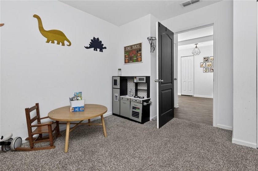 LOVELY 4 BEDROOM HOME WITH VINYL FENCED BACKYARD. SPACIOUS - photo 11