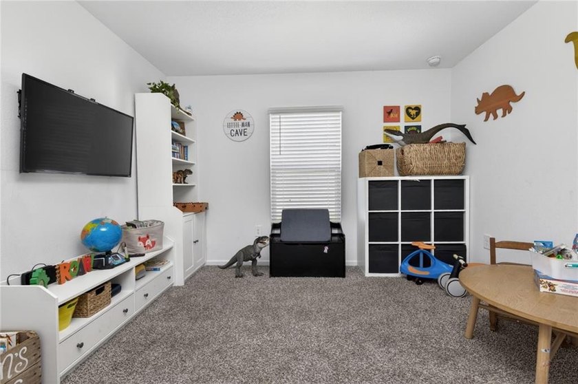 LOVELY 4 BEDROOM HOME WITH VINYL FENCED BACKYARD. SPACIOUS - photo 14