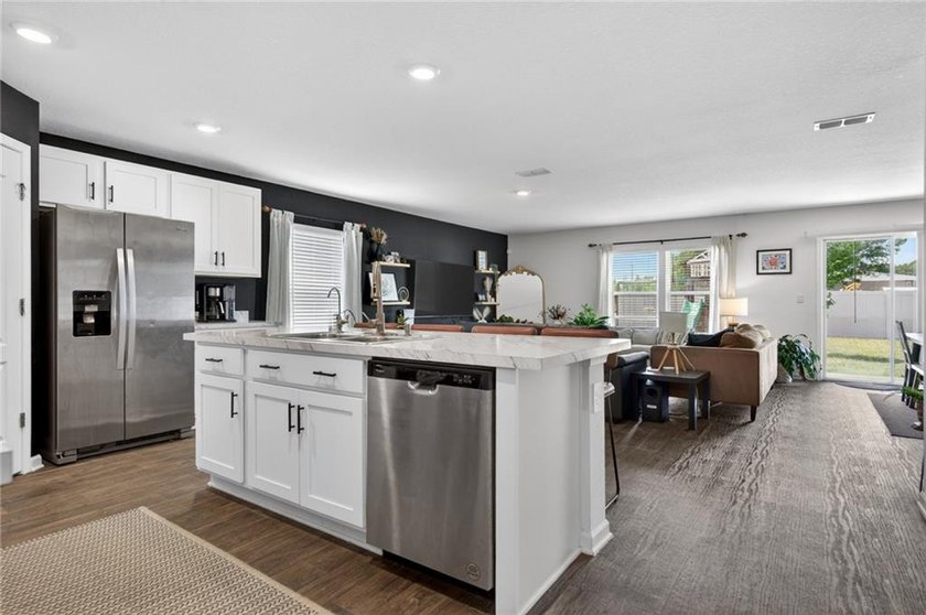 LOVELY 4 BEDROOM HOME WITH VINYL FENCED BACKYARD. SPACIOUS - photo 15
