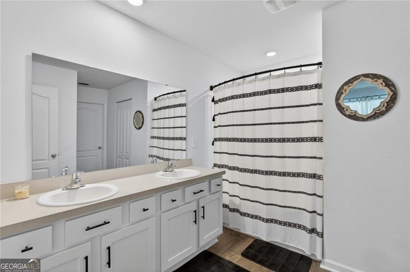 LOVELY 4 BEDROOM HOME WITH VINYL FENCED BACKYARD. SPACIOUS - photo 25