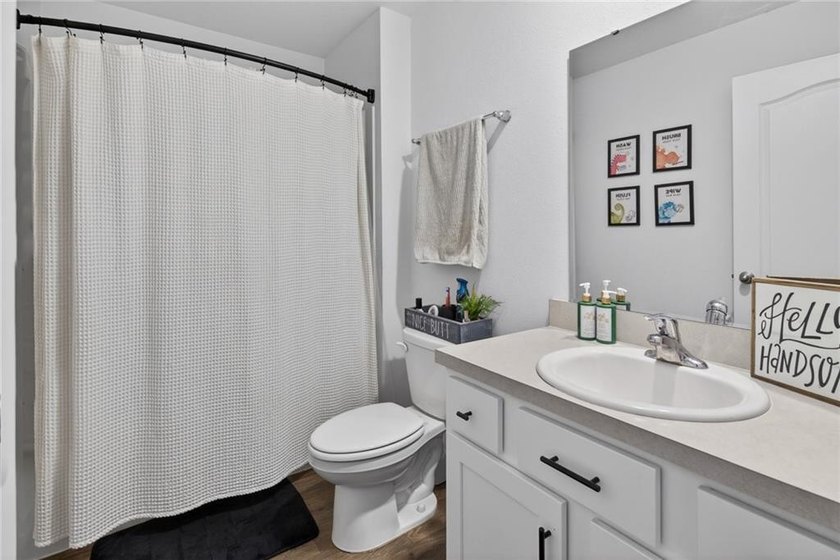 LOVELY 4 BEDROOM HOME WITH VINYL FENCED BACKYARD. SPACIOUS - photo 33