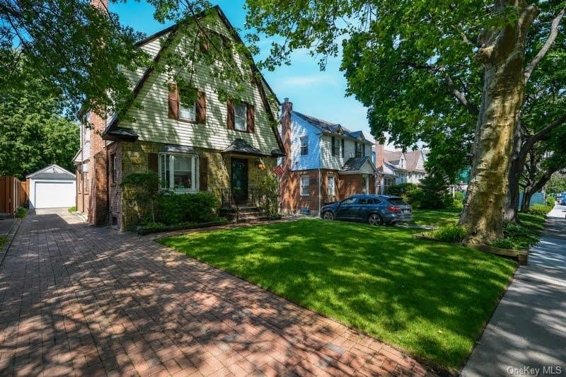 This oversized Gross Morton Colonial sits on one of the - photo 2