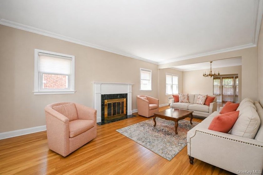 This oversized Gross Morton Colonial sits on one of the - photo 3