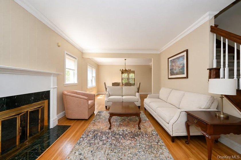 This oversized Gross Morton Colonial sits on one of the - photo 4