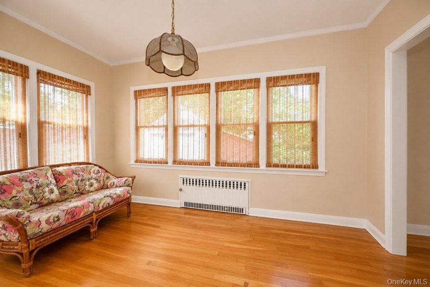 This oversized Gross Morton Colonial sits on one of the - photo 6