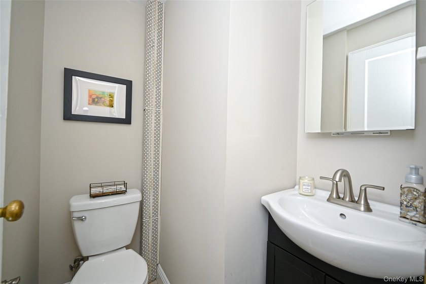 This oversized Gross Morton Colonial sits on one of the - photo 10