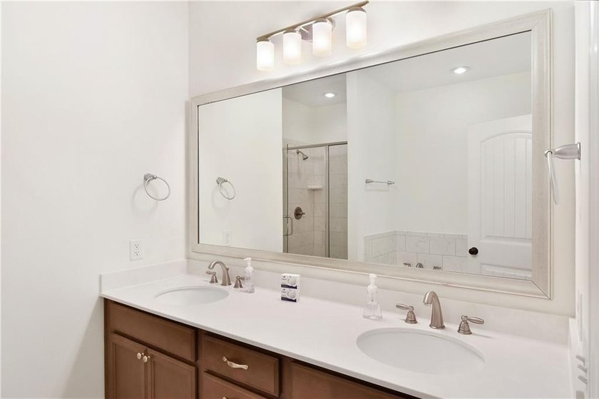 Experience Coastal elegance and convenient Island living in this - photo 21